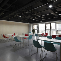 数十人规模，从业时间短，用户 规模小，企业发展方向不确定