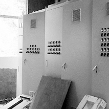 无固定研发团队，购买市场淘汰产品，简单维护